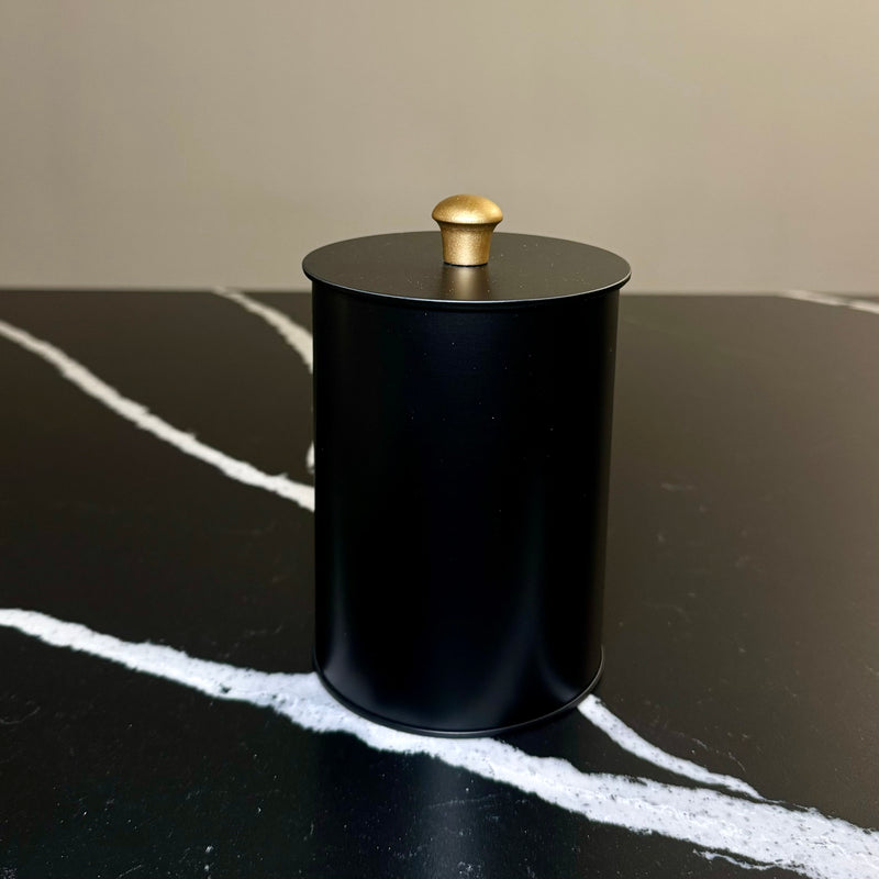 Schwarze Dose groß mit goldenem Knopf
